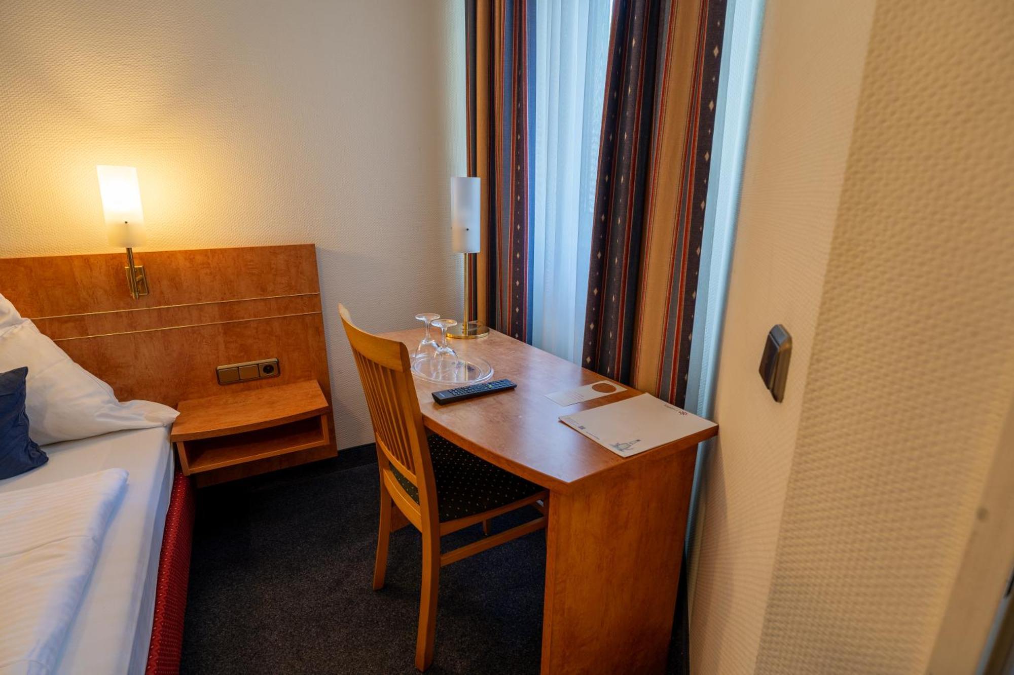 Airport Business Hotel Koeln Екстериор снимка